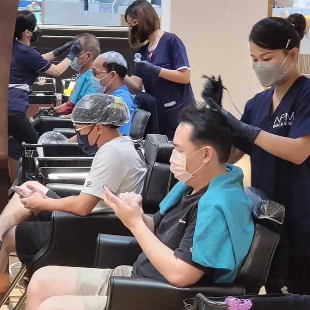顾问团队在店内工作 / Our team at work